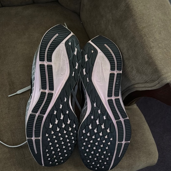 Nike Gray and Pink Athletic Shoes for Performance - Picture 3 of 5